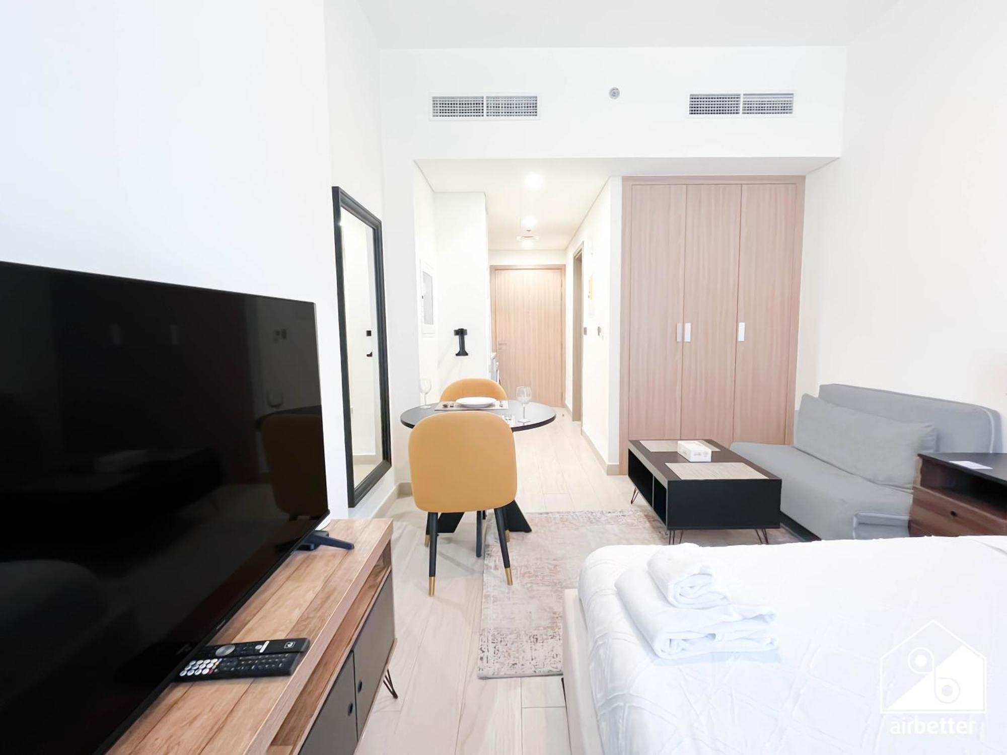 Charming With Balcony In Azizi Riviera *