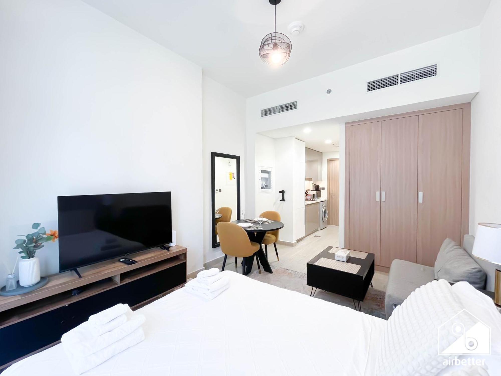 Apartment Charming With Balcony In Azizi Riviera