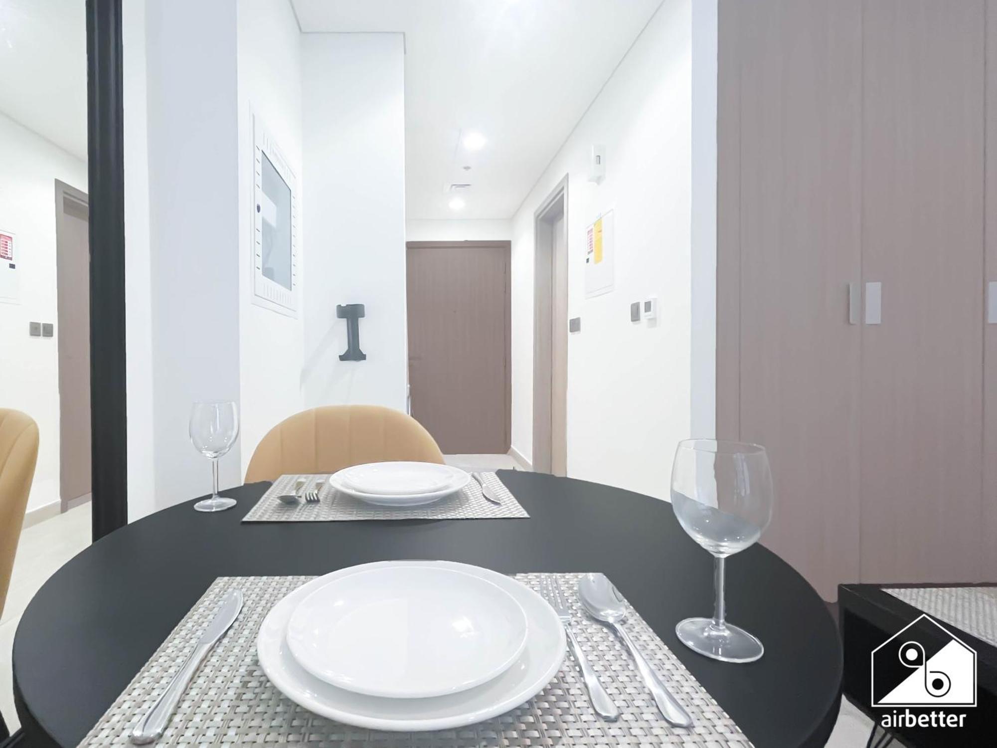 Charming With Balcony In Azizi Riviera Apartment *
