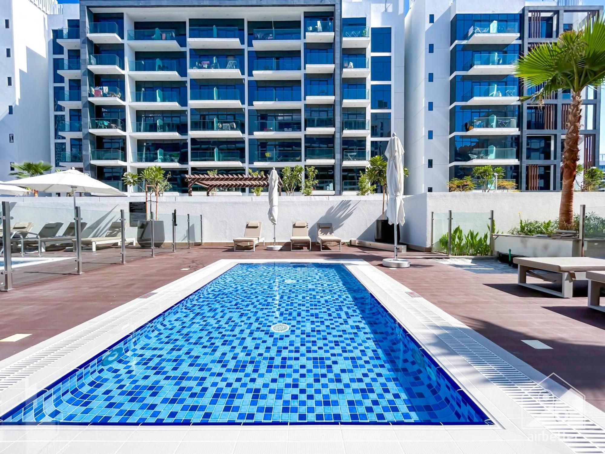 Apartment Charming With Balcony In Azizi Riviera *